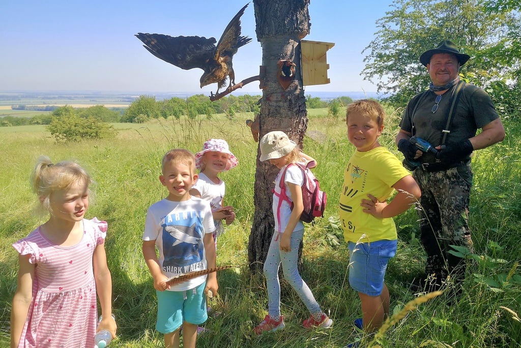 Die Abc-Schützen aus der Kita Eilenstedt haben mit ?Herrn Jäger" Andreas Schuster einen spannenden Tag im Wald verbracht. So wurden unter anderem selbstgebaute Nistkästen angebracht.