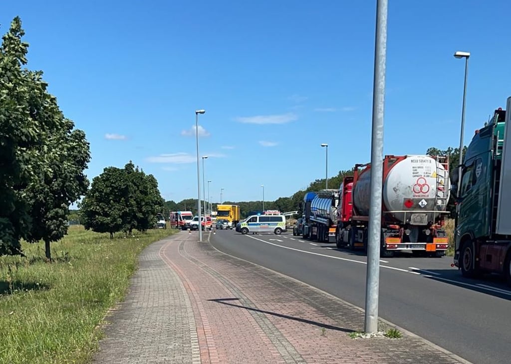Zwei Pkw sind an der Einmündung zum Bayer-Werk kollidiert.