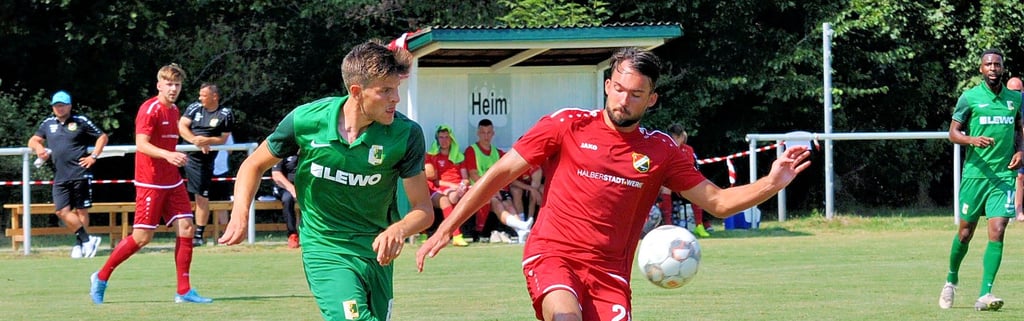 Die beiden Regionalligisten BSG Chemie Leipzig und VfB Germania Halberstadt, hier mit Tarik Reinhard und Patrick Baudis (von links) im Zweikampf, sind wie schon im vergangenen Jahr auch diesmal bei der Berßeler Sportwoche zu Gast. Diesmal allerdings nicht im Spiel gegeneinander, sondern gegen unterschiedliche Kontrahenten.