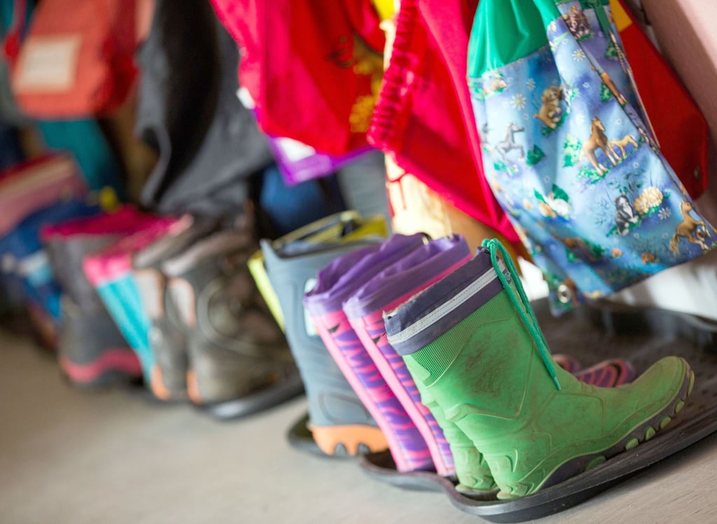 Gummistiefel für Kinder stehen in der Garderobe der Kindertagesstätte.