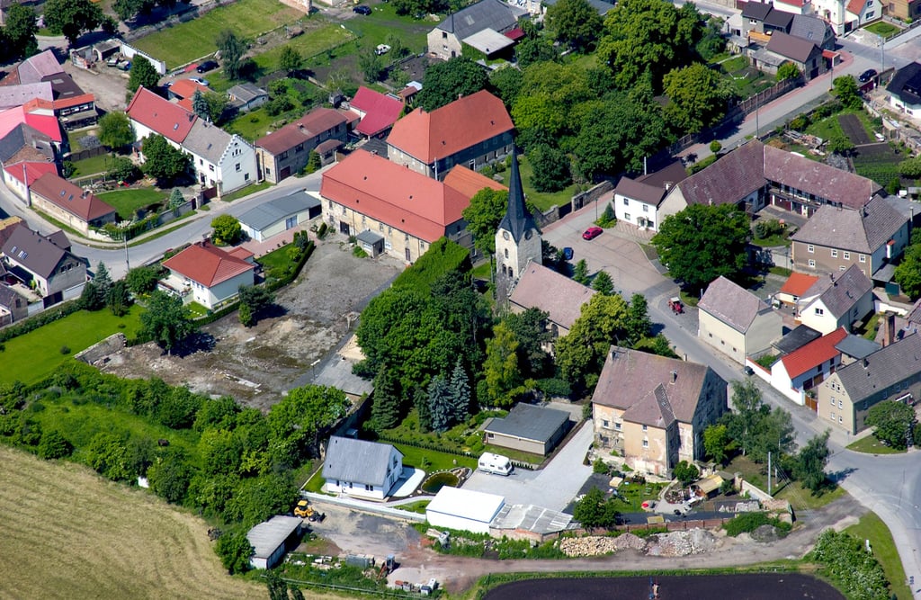 Auf dem Bleichplatz von Obhausen soll eine Betonfläche für eine Bühne gebaut werden. Anwohner gefällt das garnicht.