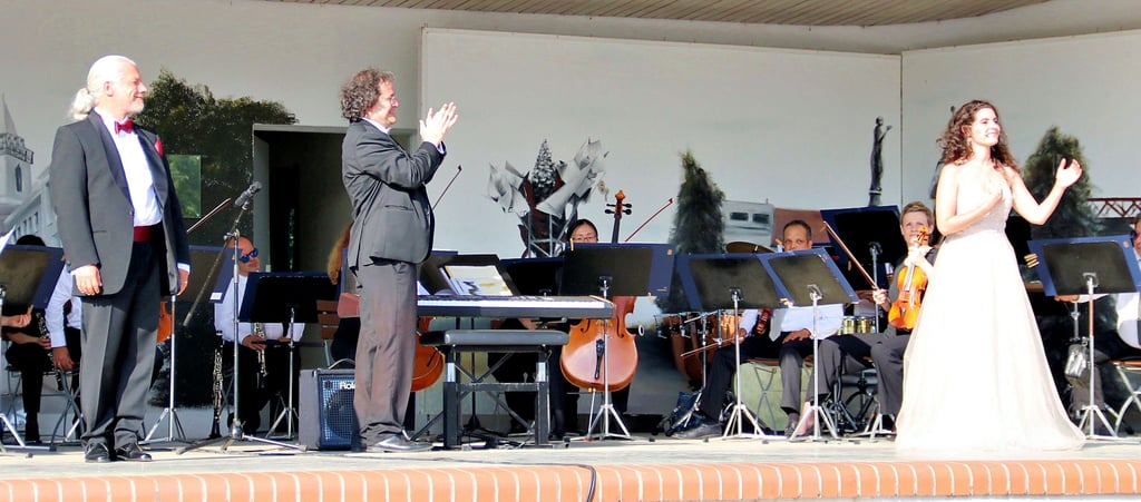Die beiden Solisten Sophia Revilla (Sopran) und Ulf Dirk Mädler (Bariton) sorgten mit ihren wunderbar lebendigen Interpretationen für noch mehr Farbenreichtum. Beifall gab es dafür von Chefdirigent Jan Michael Horstmann (Mitte).