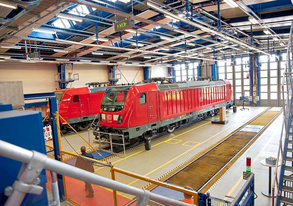 Erste modifizierte Elektrolok im Lokprüfzentrum in Dessau