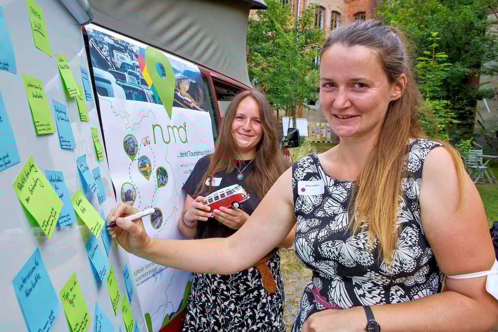 Mit einer Reiseapp möchte   das Numa-Team (Nicole Nagrock [vorn] und Jasmin Moll) Freunde des entspannten Reisens miteinander vernetzen.
