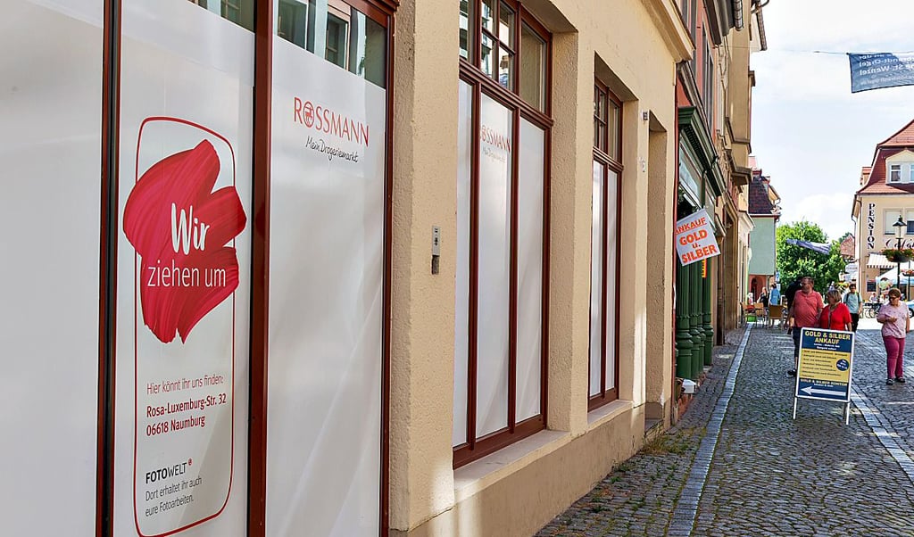 Leerstand in prominenter Lage: Auch die Geschäfte drumherum hoffen, dass hier bald wieder ein attraktives Handelsangebot einziehen wird.