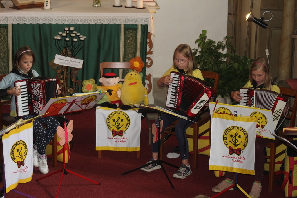 Meist mussten die Schüler ihren Unterricht wegen der Corona-Einschränkungen online absolvieren, doch beim Vorspiel zum Schuljahresabschluss zeigten sie in der Hörsinger Stephanuskirche ihr Können auf dem Akkordeon.