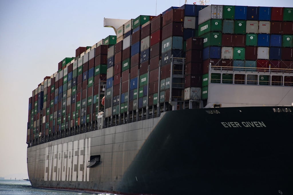 Das Containerschiff „Ever Given“ im Suezkanal.