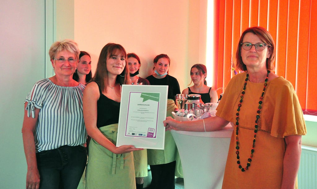 Die Schülerfirma ?Schüleroase und Biolädchen? gibt es seit 15 Jahren in der Salzwedeler Lessingschule. Dazu gratulierte Susanne Pilz (rechts) von der Deutschen Kinder- und Jugendstiftung den Schülern und Lehrerin sowie Gründerin Birgit Michelfeit (links).