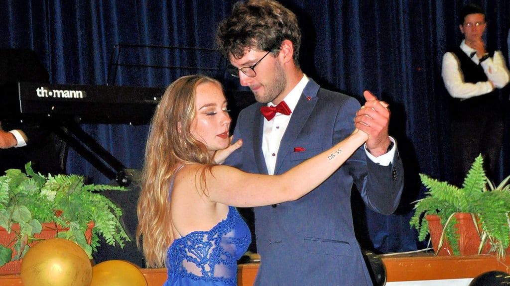 Caspar Unger hielt nicht nur die organisatorischen Fäden für den Abiball in der Hand. Mit Tanzpartnerin Emily Kuserow kürten ihn die Absolventen zu Ballkönig und Ballkönigin.