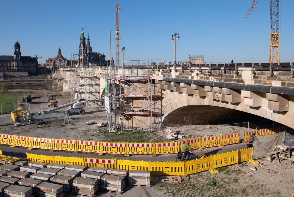Ein Baugerüst umgibt im April 2020 Teile der Augustusbrücke.