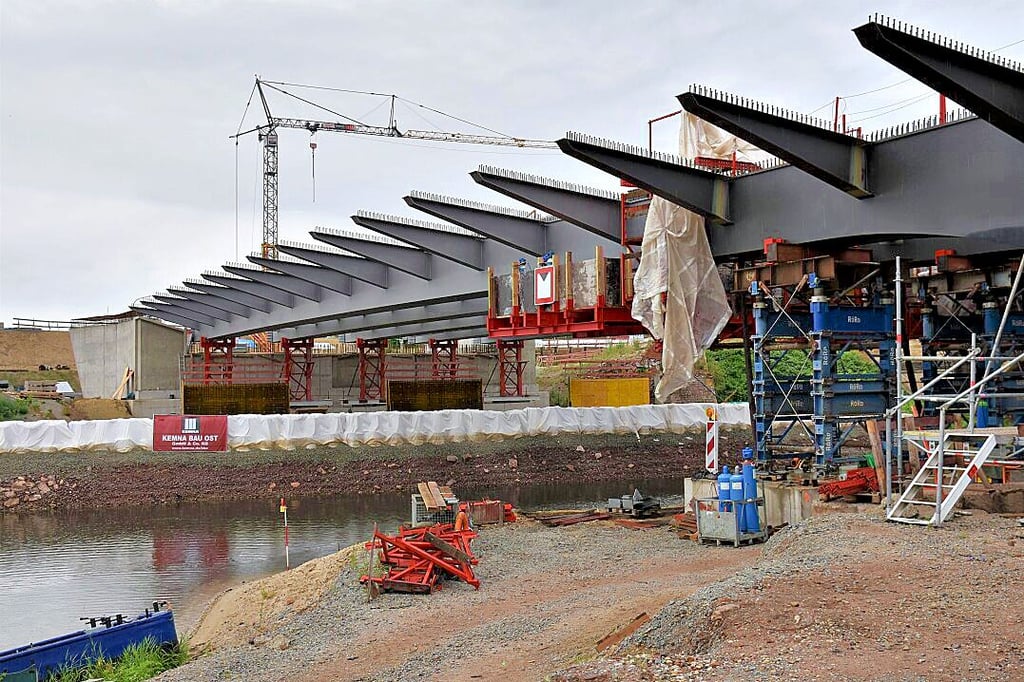 An der Zollelbe-Brücke sollen nun die übrigen Stahlteile verbaut werden.