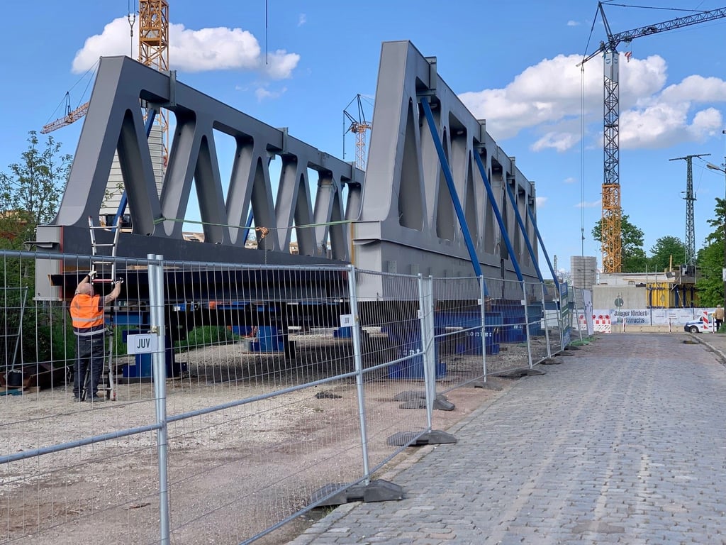 Die neue Argentinierbrücke wird am Rosengarten für den Einbau vorbereitet.