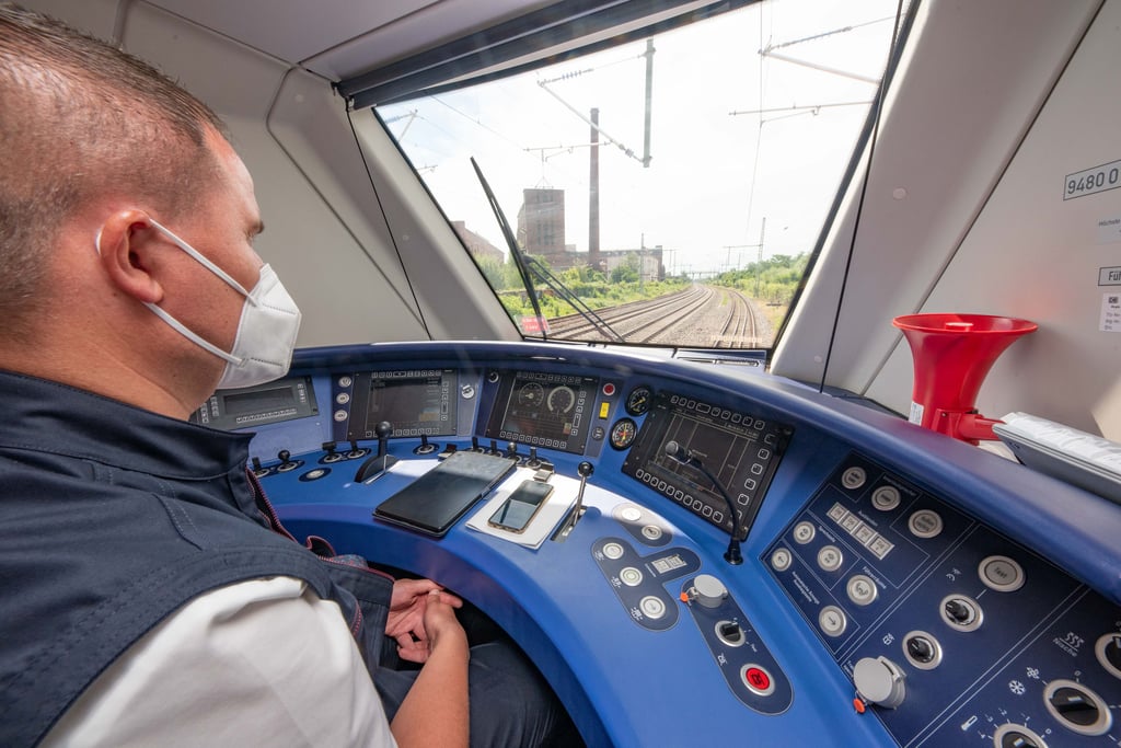 Lokführer Björn Ruthe fährt den neuen Zug in Richtung Bahnwerk Dessau.
