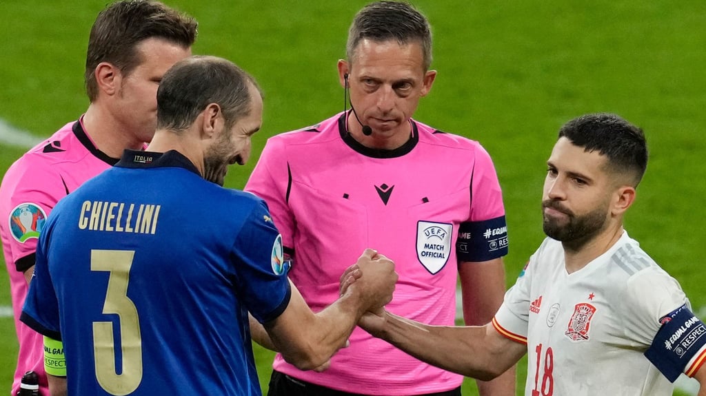 Im Gegensatz zum gut gelaunten italienischen Kapitän Giorgio Chiellini scheint Spaniens Jordi Alba nach dem Münzwurf unzufrieden zu sein.