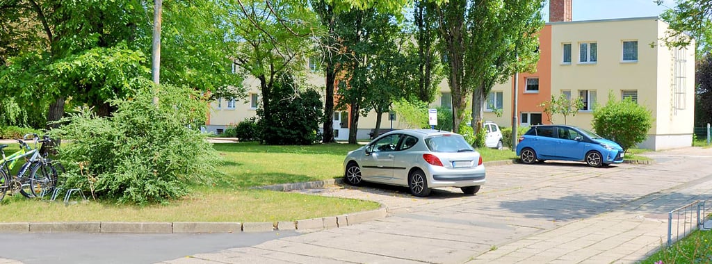 Der Wendebereich der Bodestraße hinter dem DRK ist eng. Die große Kehrmaschine kommt hier nicht gut durch. Deswegen fährt die kleine Kehrmaschine den Bereich ab.