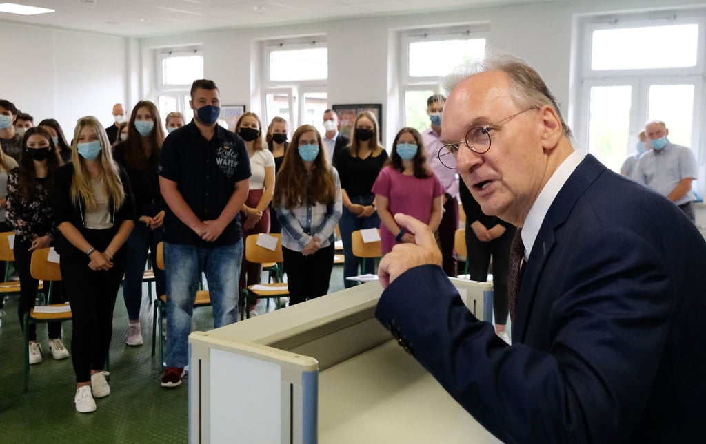 Reiner Haseloff (CDU), Ministerpräsident des Landes Sachsen-Anhlat, spricht vor Schülern und Schülerinnen des Heinrich-Heine-Gymnasiums.