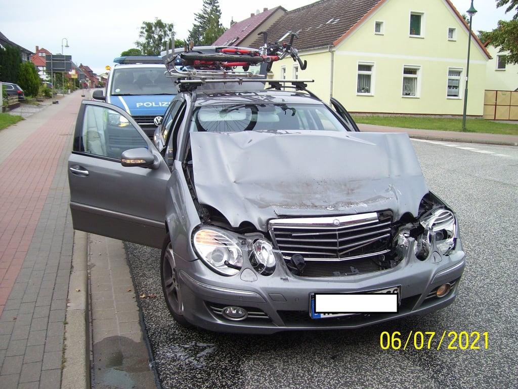 Bei dem Mercedes und an dem LKW entstanden massive Schäden.