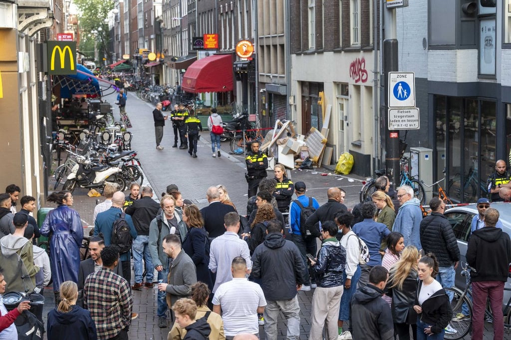 Polizisten ermitteln im Zentrum von Amsterdam, nachdem ein Unbekannter auf den prominente Kriminalreporter Peter R. de Vries geschossen hat.