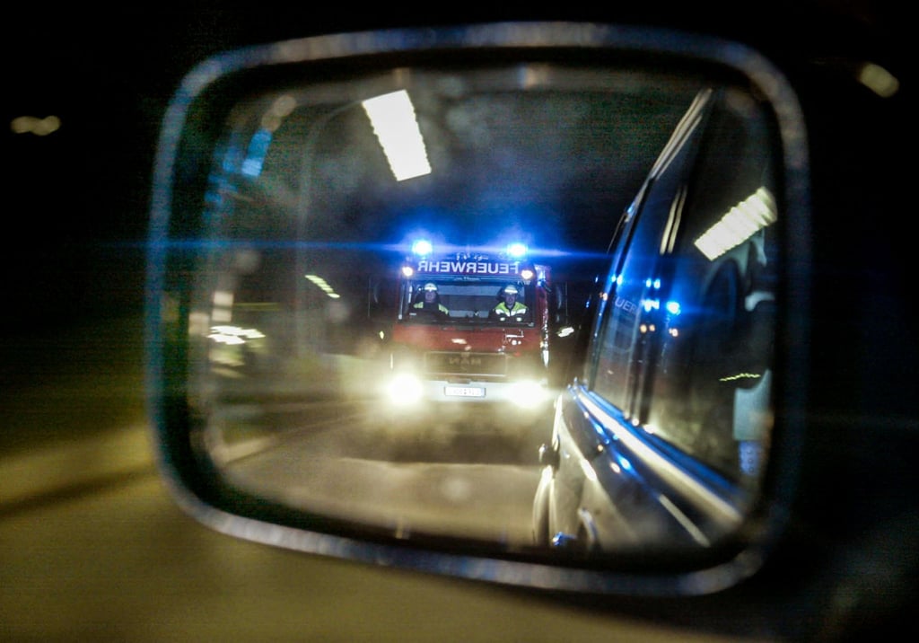 Achtung, Alarm: Sind Einsatzfahrzeuge mit Blaulicht und Sirene im Anflug, müssen Autofahrer die Bahn frei machen.
