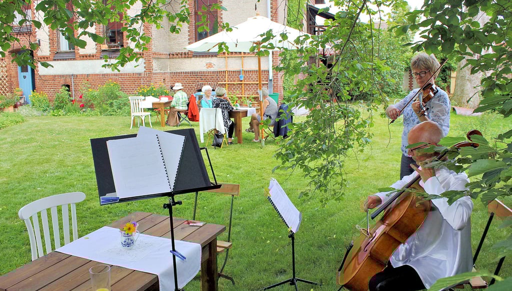 Zur Eröffnung begrüten Christiane Thal und Gerald Manske von der Anhaltischen Philharmonie die Gäste im Hof-Café musikalisch.