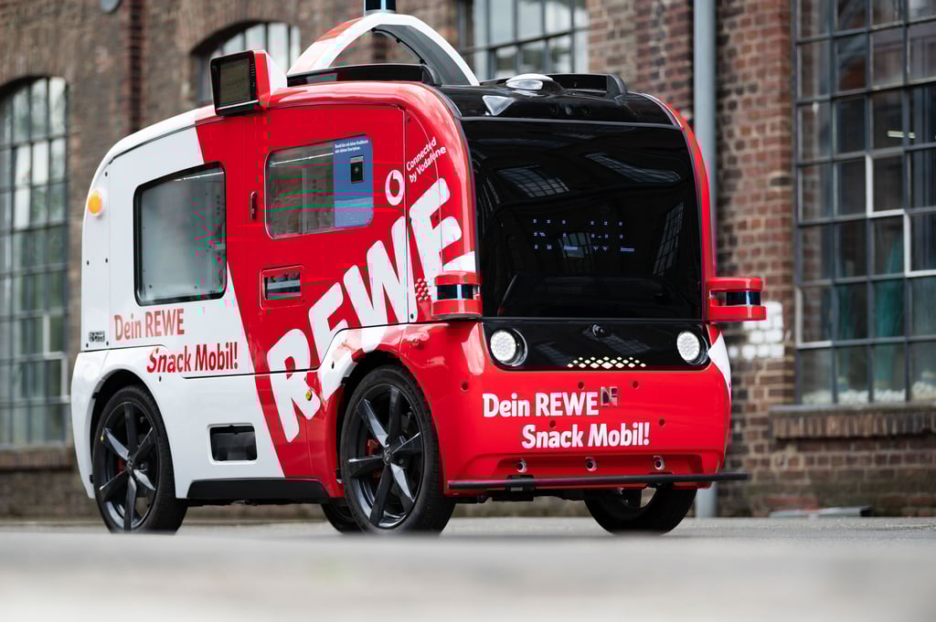 Köln: Das „Snack Mobil“ von REWE steht auf dem Gelände des Carlswerks. An dem europaweit ersten autonom fahrenden Kiosk können Passanten Erfrischungsgetränken, Süßigkeiten und Snacks kaufen.
