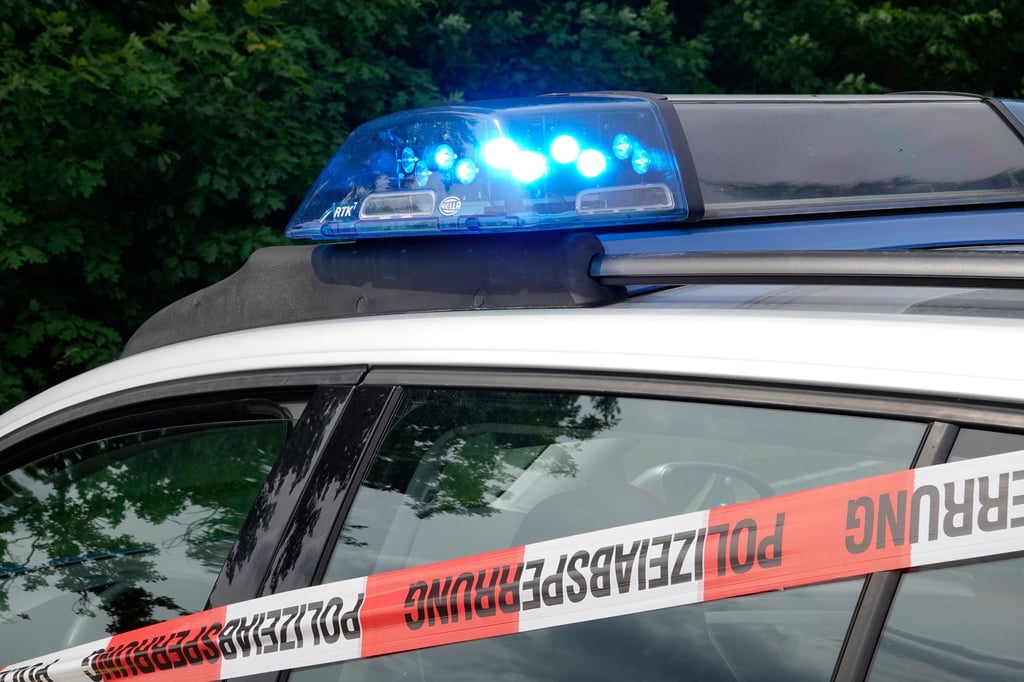 Ein Polizeifahrzeug am Einsatzort (Symbolfoto)