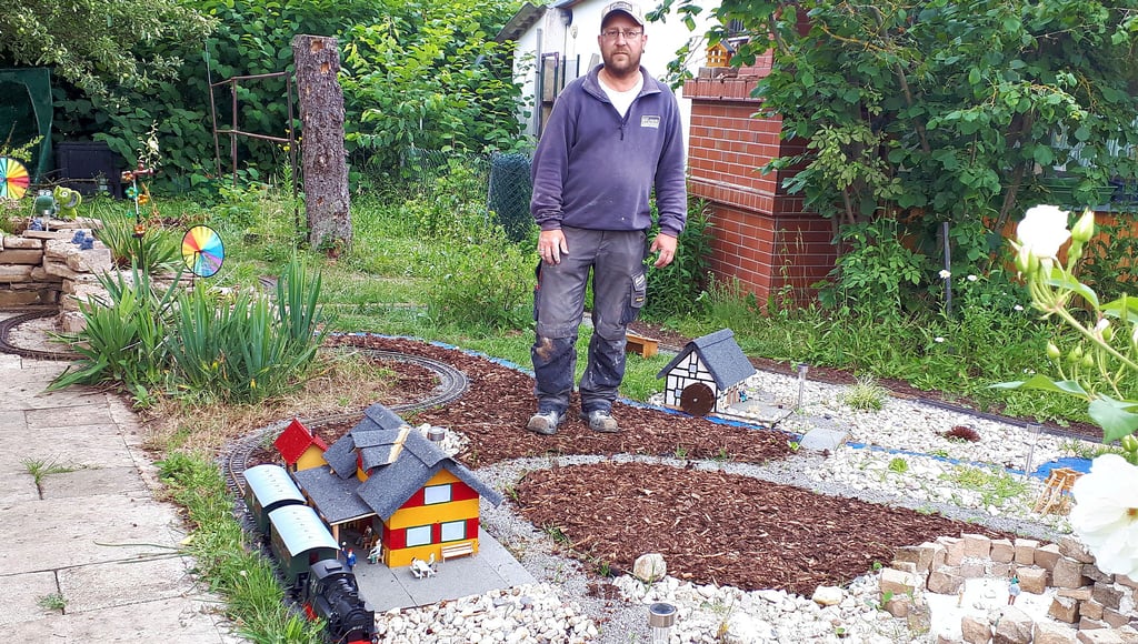 Kleingärtner René Hafermalz mit seiner Garteneisenbahn.