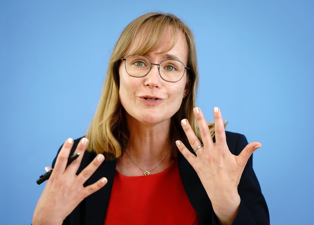 Fraktionsvorsitzende im Landtag Sachsen-Anhalt, Eva von Angern (Die Linke).