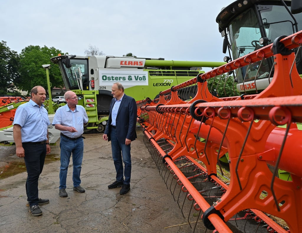 Heiko Terno (l-r), Vize-Präsident des Landesbauernverbandes Brandenburg, Dirk Peters, Geschäftsführer Agro-Farm GmbH Nauen und Joachim Rukwied, Präsident des Deutschen Bauernverbandes, gaben ihrer Ernteprognose ab.
