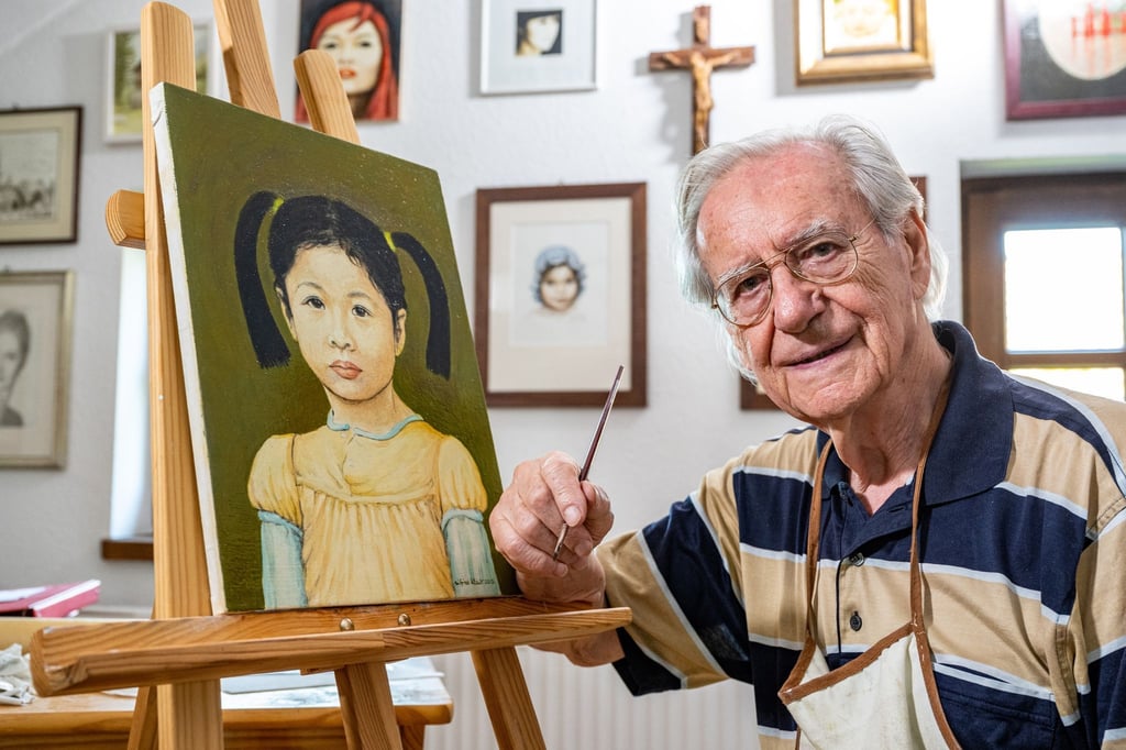 Schauspieler Wilfried Klaus in seinem Atelier neben einem seiner Gemälde.