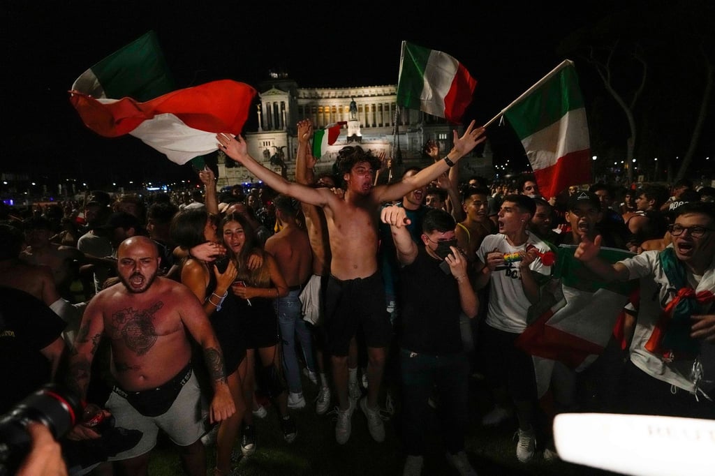 Ein starkes Zugehörigkeitsgefühl bringt Fans in emotionale Extreme: Italienische Fans feiern.