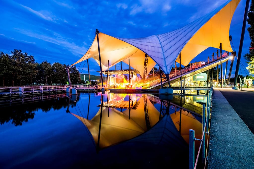 Neben der Seebühne im Magdeburger Elbauenpark wird ein neues Open-Air-Areal aufgebaut. Das bietet Platz für mehr als 2000 Zuschauer. Dort sollen ab August Stars auftreten.
