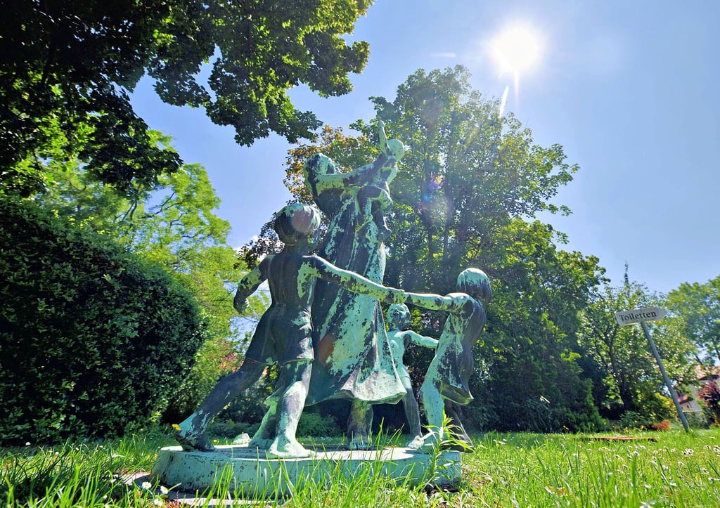 Bitterfeld, Friedhof, Figurengruppe wurde umgestzt