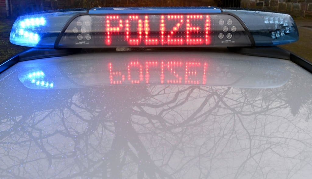 Die Schriftzug „Polizei“ leuchtet auf dem Dach eines Streifenwagens der Polizei.