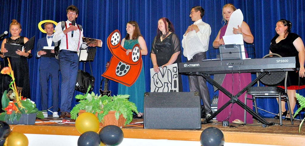 Mit „überspitzt" und „eventuelle Ähnlichkeiten sind rein zufällig" kündigte Jennifer Ellermann (rechts) die unterhaltsame Parodie auf Macken der Lehrer an. Die amüsierten sich mehr oder weniger köstlich über die dargestellten „Halbgötter", notorischen Stau-Steher oder Möchte-gern-Frührentner.