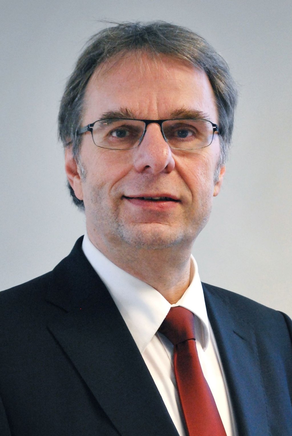 Heinz Klewe schaut in die Kamera.