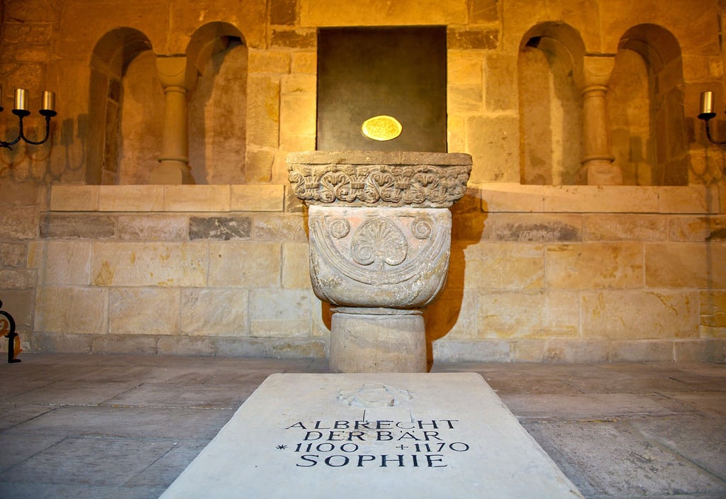 Die Grablege von Albrecht dem Bären im Schloss Ballenstedt in der Nikolaikapelle wurde neu gestaltet. Der goldene Fingerabdruck auf einer Bronzeplatte ist ein Kunstwerk der Schmuck- und Objektkünstlerin Margit Jäschke aus Halle.