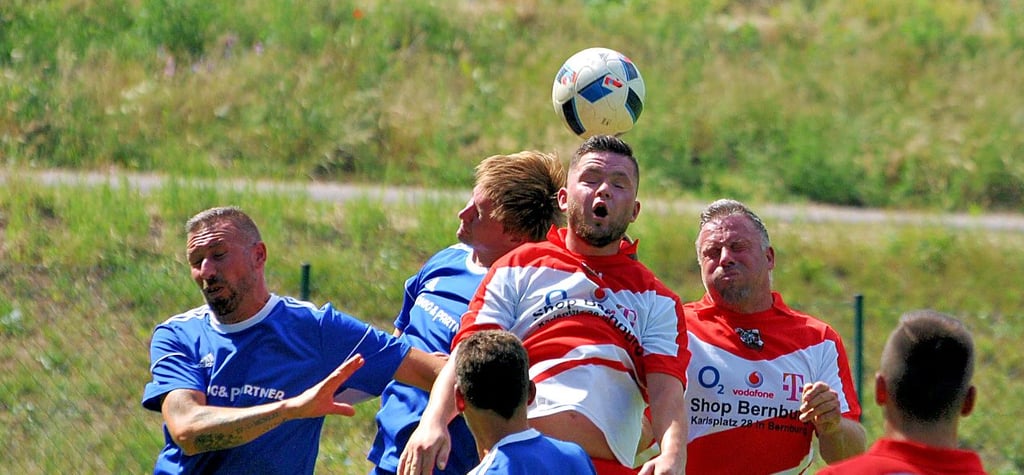 Florian Grosse (beim Kopfball) und Christian Lindau (dahinter) unterlagen mit dem SV Rot-Weiß Groß Rosenburg gegen Gölzau.