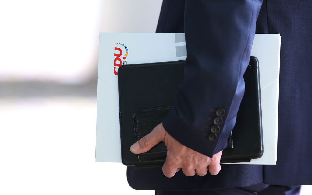 Siegfried Borgwardt, der Fraktionsvorsitzende der CDU Sachsen-Anhalt, trägt eine Mappe mit dem CDU-Schriftzug.