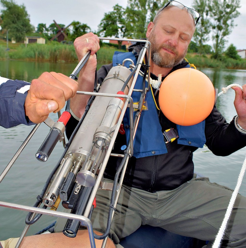 Karsten Rahn lässt die Sonde zu Wasser. Ein Team des Departments Seen-Forschung in Magdeburg des Helmholtz-Zentrums für Umweltforschung war gestern auf dem Kulk unterwegs.