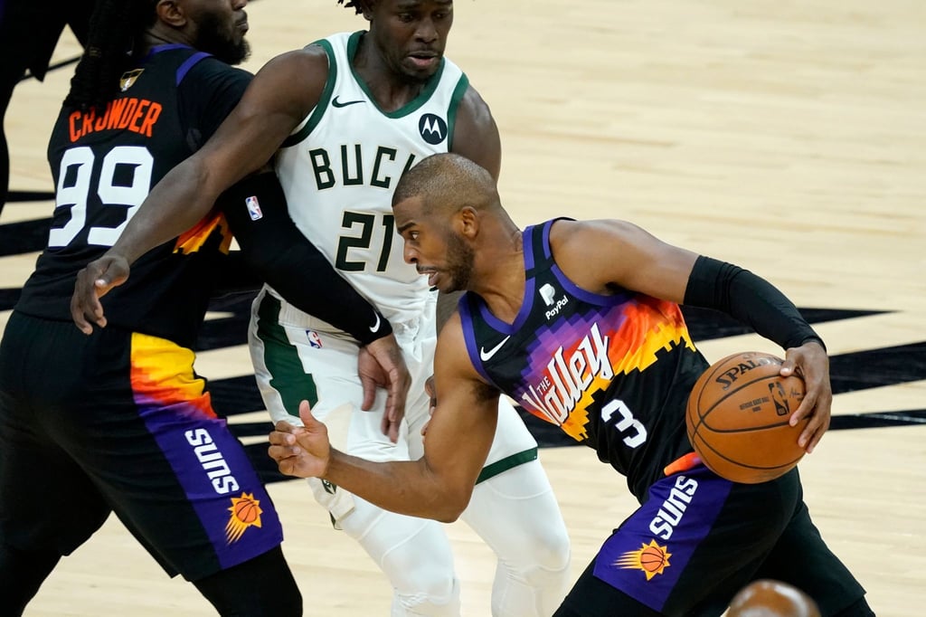 Der überragende Mann im Spiel gegen die Milwaukee Bucks: Chris Paul (r) von den Phoenix Suns in Aktion gegen Jrue Holiday (M).