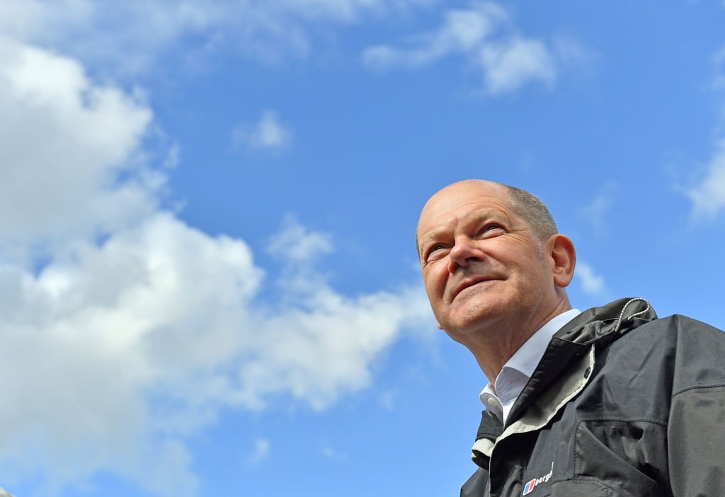 SPD-Kanzlerkandidat Olaf Scholz besucht während seiner Wahlkampftour die Lotto-Thüringen Arena.