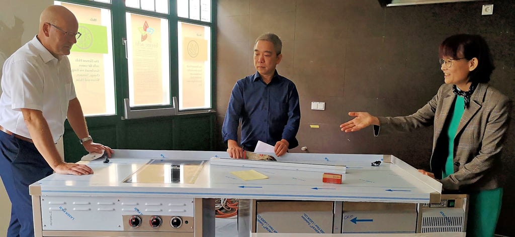 Huong Trute bespricht mit dem Gastronomen Hung Cao Ba und Stadtwerke-Chef Steffen Meinecke (von rechst) die Fortschritte auf der Baustelle in der Breiten Straße in Wernigerode. Hier, im ehemaligen Kundencenter des Energieversorgers, entsteht derzeit ein Restaurant. Der Herd, auf dem ab dem 29. Juli gekocht werden soll, ist bereits geliefert worden.
