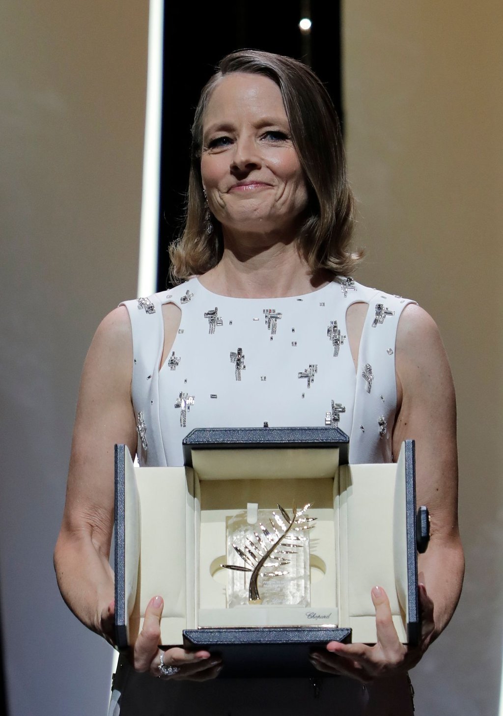 Jodie Foster posiert mit ihrer Ehrenpalme d'Or bei der Eröffnungsfeier der 74. Internationalen Filmfestspiele in Cannes.