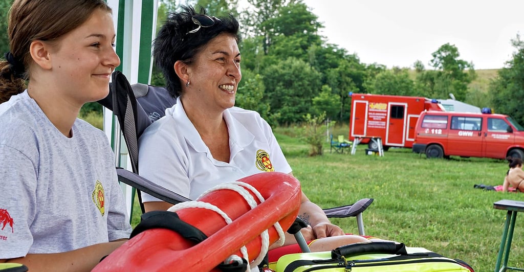 Melanie Bendler, hier mit ihrer Tochter Sophia, engagiert sich nicht nur als Rettungsschwimmerin beim ASB.