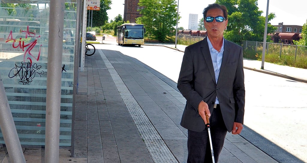 Frank Brehmer, Landesbeauftragte des Blinden- und Sehbehindertenverbands Sachsen-Anhalt, prüft das Blindenleitsystem von Haldensleben.