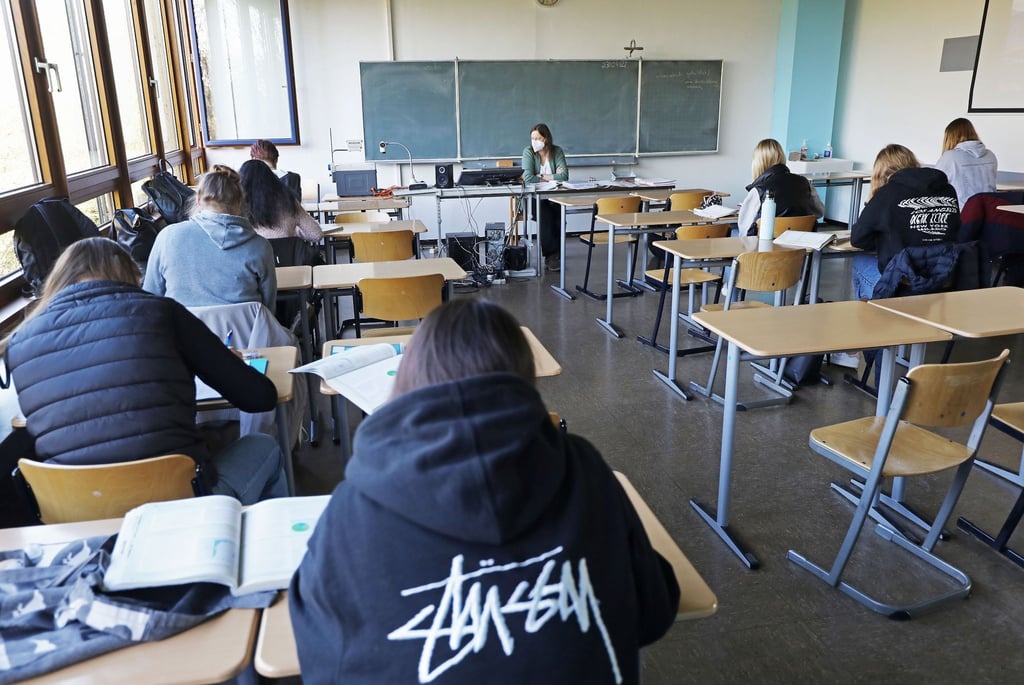 Schüler arbeiten in einem Klassenraum.