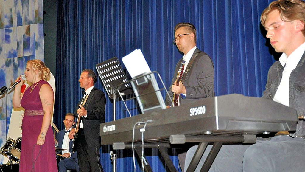 Neben DJ Schalk sorgte die Schulband Spotlight mit Fränze (von links), Aaron, Christian, Marcel und Eric für die musikalische Unterhaltung.