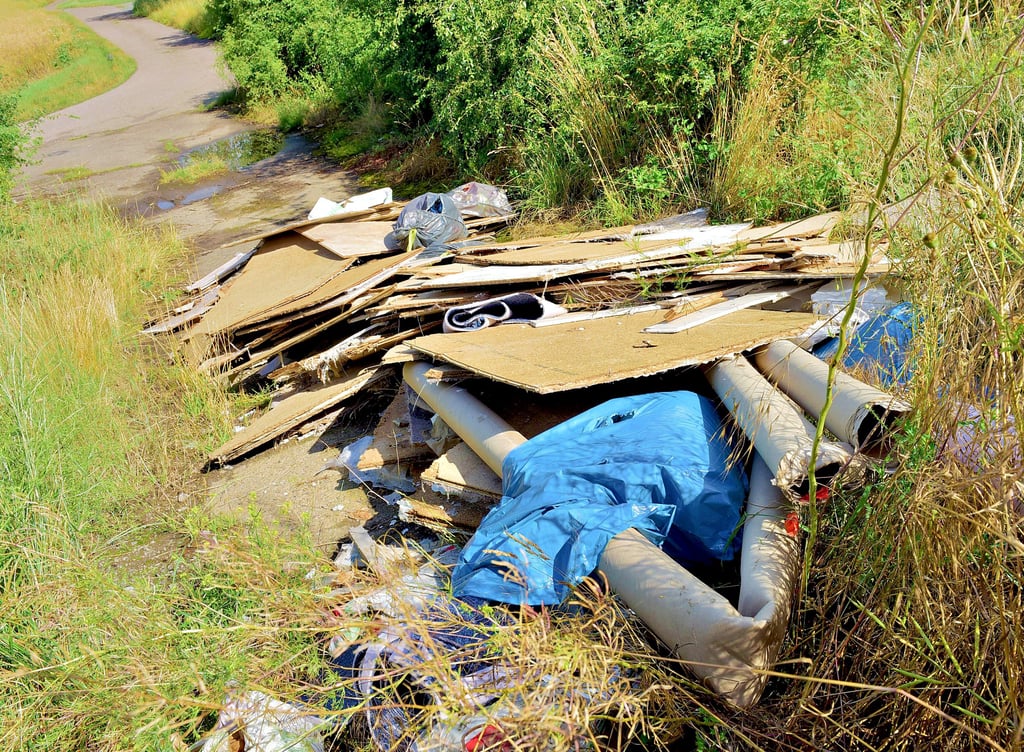 Auf einem Feldweg bei Seeburg wurde Müll von einer Renovierung abgekippt.