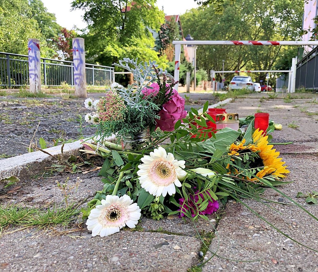Nahe der kleinen Brücke in der Julius-Wolff-Straße in Quedlinburg, wo am 31. August vergangenen Jahres der 73-Jährige Michal W. erschossen wurde, lagen in den Tagen nach der Tat Blumen.